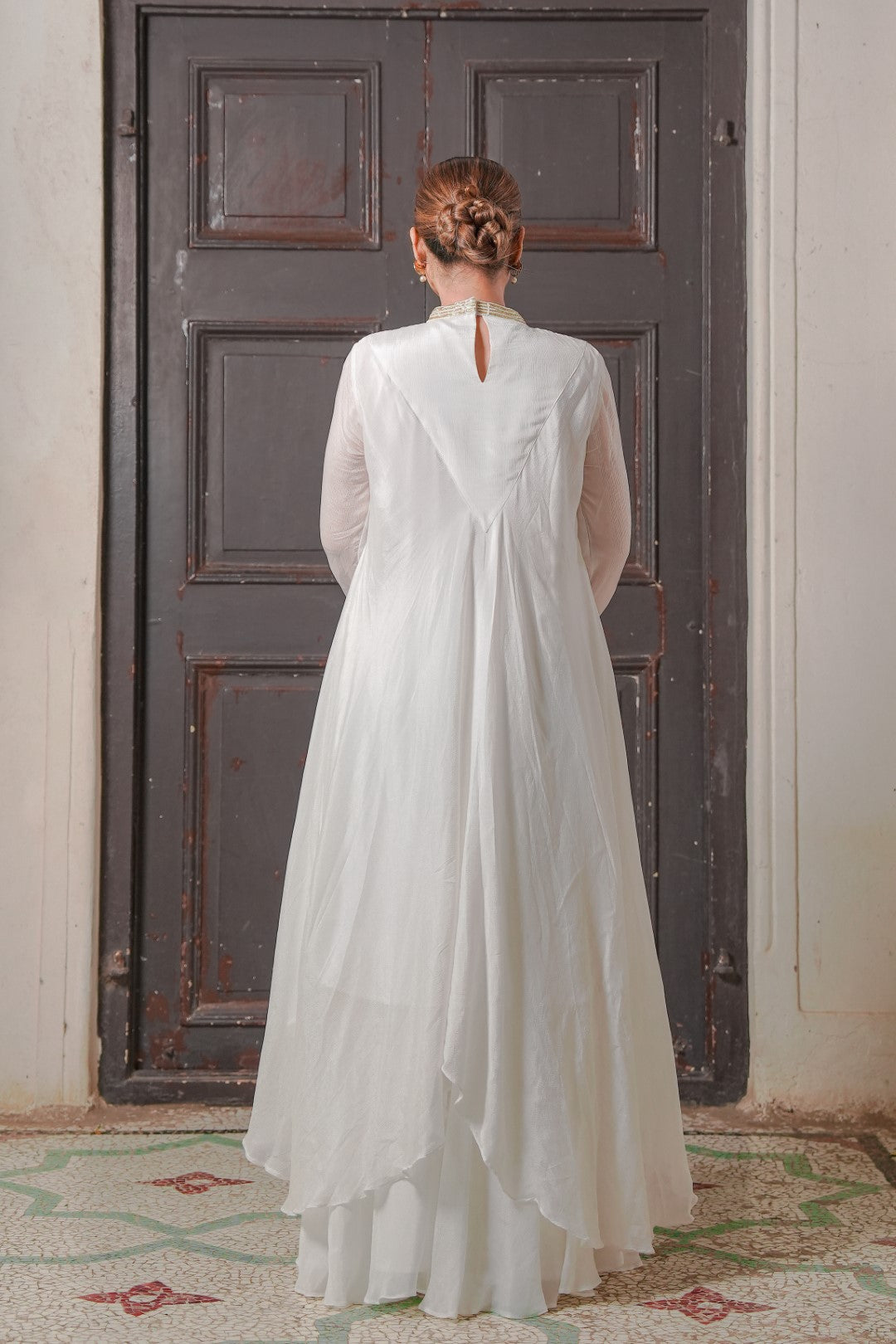 MINIMALIST WHITE GOWN DREES