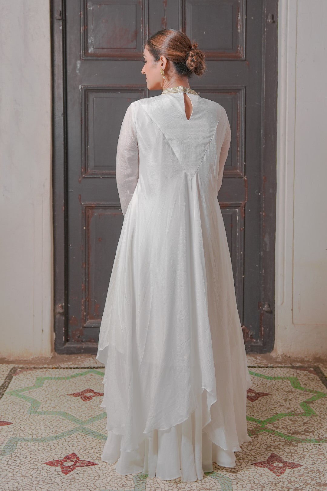 MINIMALIST WHITE GOWN DREES